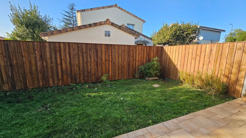 Palissade brise vue : Pose d'une palissade brise vue en bois dans jardinet à Blanquefort proche de Bordeaux en volige et couvre joints pin des Landes marron